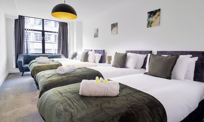 Bordesley Apartment | Serenity Suite SLEEPS 6 FREE PARKING, Pool Table and Netflix - ELYSIUM STAYS