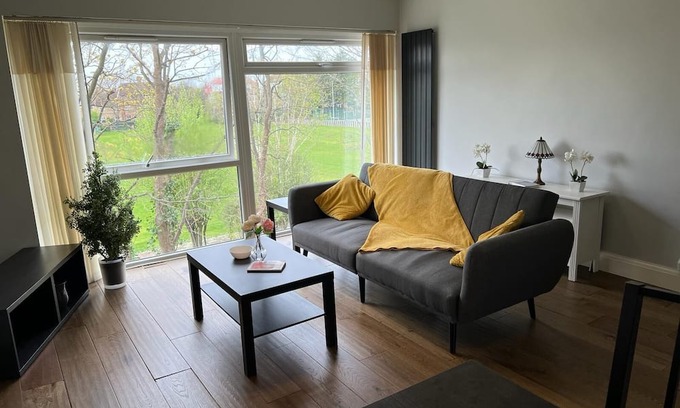 Ealing Broadway Apartment | Bright and modern flat 5 mins from Ealing Broadway station and town centre