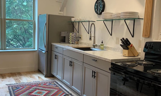 South End Apartment | Awesome Large Open Concept 2 Bedroom Warehouse Loft in Downtown Burlington