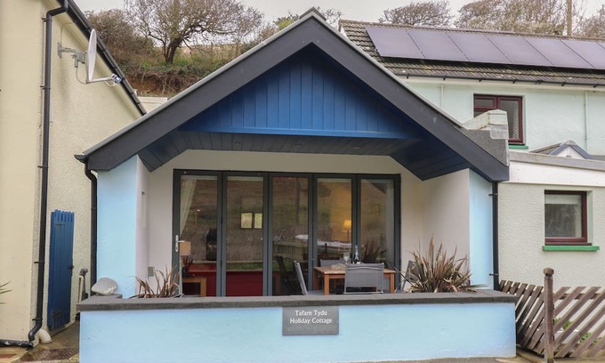 Llandyssiliogogo Cottage | TAFARN TYDU, pet friendly, character holiday cottage in Cross Inn