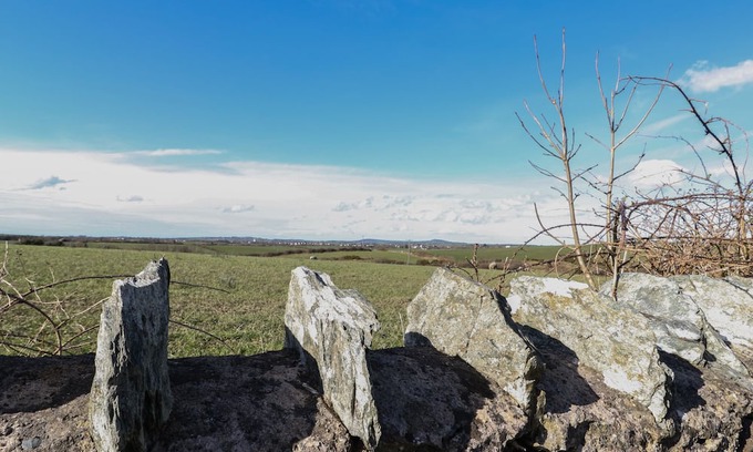Llantrisant Cottage | HAULFRYN, pet friendly, country holiday cottage in Llannerch-Y-Medd