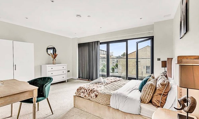 Syon Apartment | Brentford Penthouse T