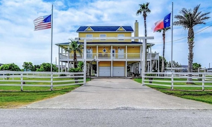 Galveston House | Spacious 5 bedroom house minutes from the beach/walking distance to the bay.