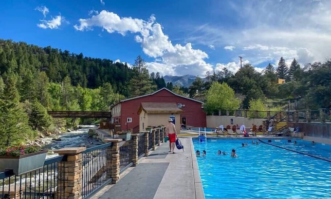 Howard House | Black Bear Lodge 2 Su