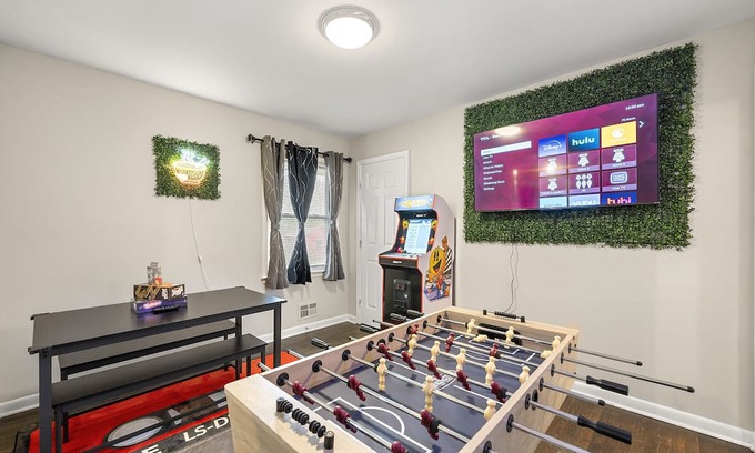 East Point House | Big Red House in ATL by Hartsfield-Jackson Airport