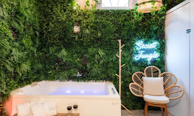 Chartrons Apartment | Secret Jungle Suite Romantique Cachée Bordeaux, Balnéo Jacuzzi & Home Cinéma