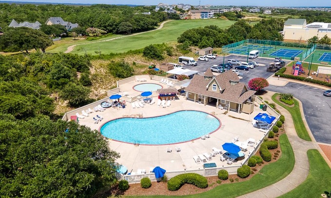 Corolla House | Soundside home in the Currituck Club with countless community amenities!