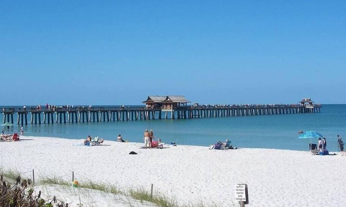 Naples Park House | The Vanderbilt Pearl, 1 Mile to Beach, Pool