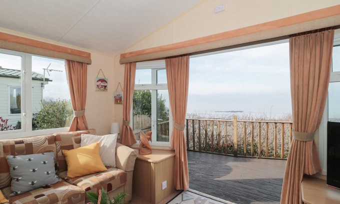 Fiddington Cottage | BAYVIEW 22, pet friendly, with a garden in West Quantoxhead