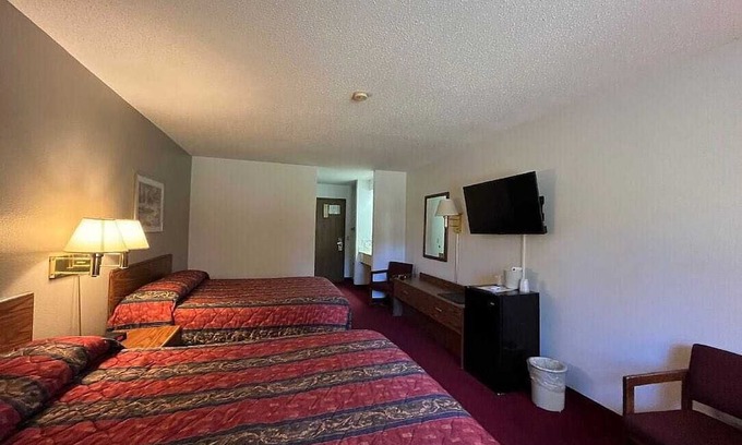 Boulder Junction House | Boulder Bear Motor Lodge - Two Queen Beds 119 Front