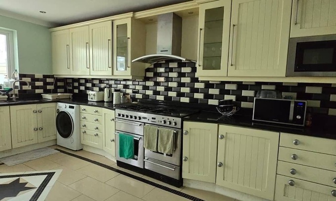 Havering House | Avala, 5/6 Bed House in Romford
