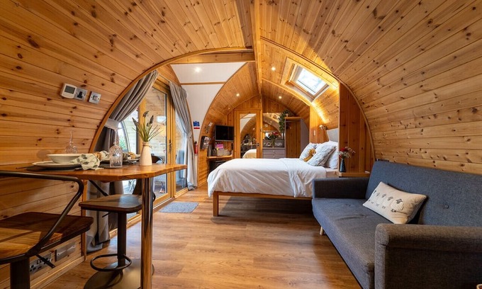Clitheroe Cabin | Tranquil Luxury: Hot Tub, Firepit, & Sauna
