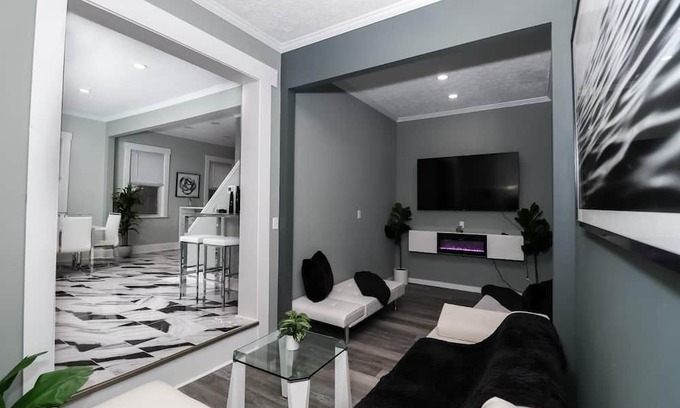 Tremont House | Hot Tremont House with 6 bedrooms and 3 full bathrooms, central location!