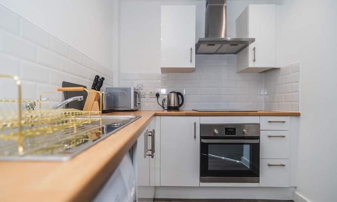 Wakefield Apartment | Thornhill House Modern City Center Apartment