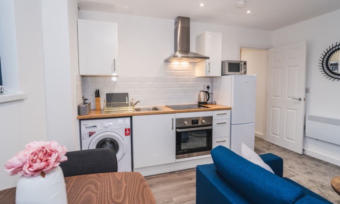 Wakefield Apartment | Thornhill House Modern City Center Apartment