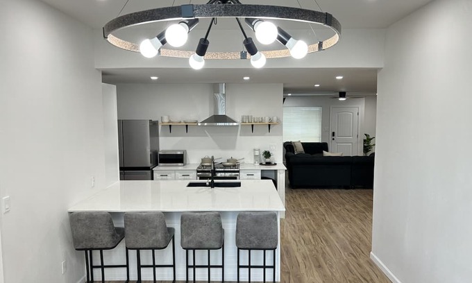 Garland House | Family & Friends Welcomed to Newly Renovated Home. Nearby Garland-Dallas-Plano