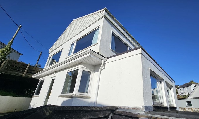 St. Mawes House | Whitestones - sleeps 8 guests in 4 bedrooms