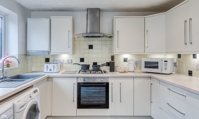 Radcliffe House | Large cosy house w/driveway 7pax