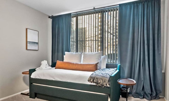 Crystal City Apartment | Peaceful DC Getaway Near Metro, Pool, FREE PARKING