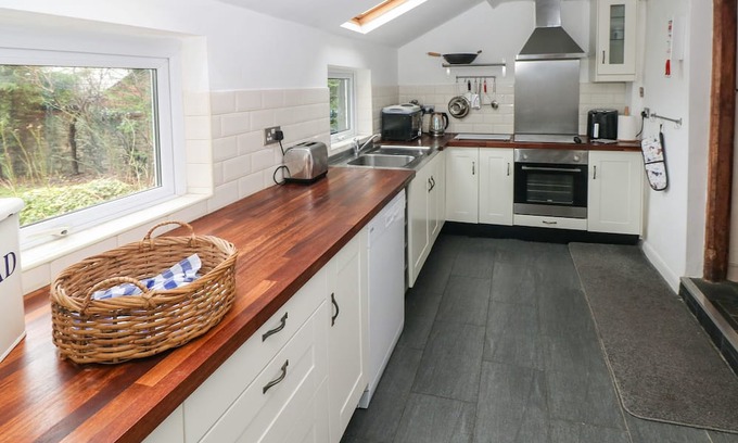 Cilmeri Cottage | ROSE VILLA, pet friendly, with open fire in Builth Wells