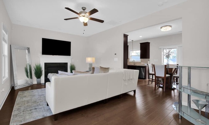 Fayetteville House | Luxury Home Conveniently Located in Fayetteville