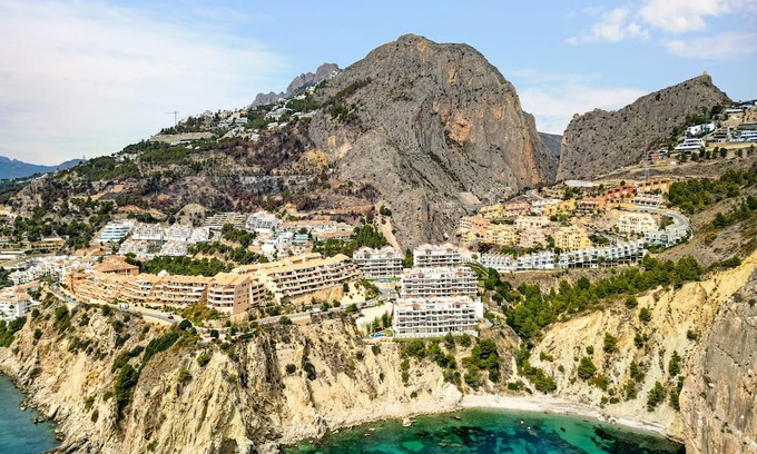 Pueblo Mascarat Apartment | Apartment 'Oasis Beach Lll' with Sea View, Wi-Fi and Air Conditioning