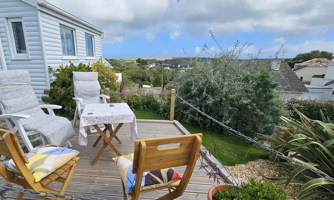 St. Mawes Apartment | Summers Beach View - an apartment that sleeps 2 guests in 1 bedroom