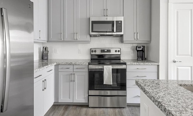 Spring Branch East Apartment | Modern Apartment in Prime Location (ID1403X428)
