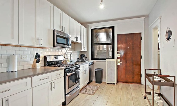 Hyde Park Apartment | Roomy & Inviting 3BR Apt in Chicago