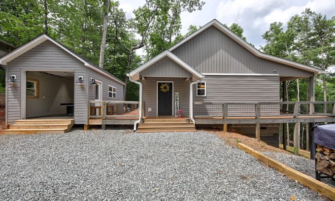 Ellijay Cabin | Cozy Mountain Serenity: Modern Rustic Charm