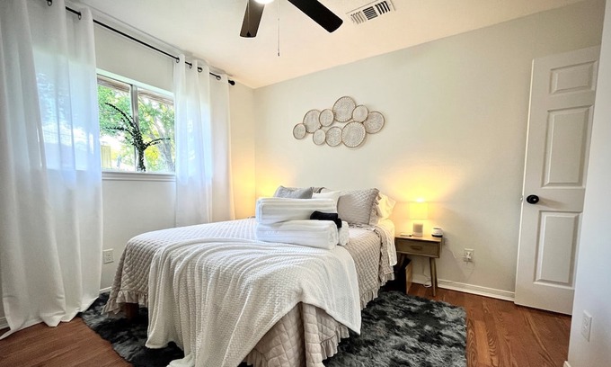 League City House | Cozy, Clean & Private Room in League City