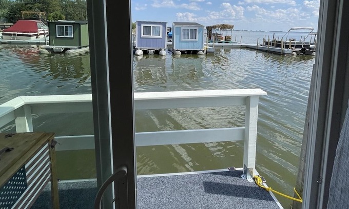 Sandusky Boat Rental | Aqua Dream @ SoLSTAY
