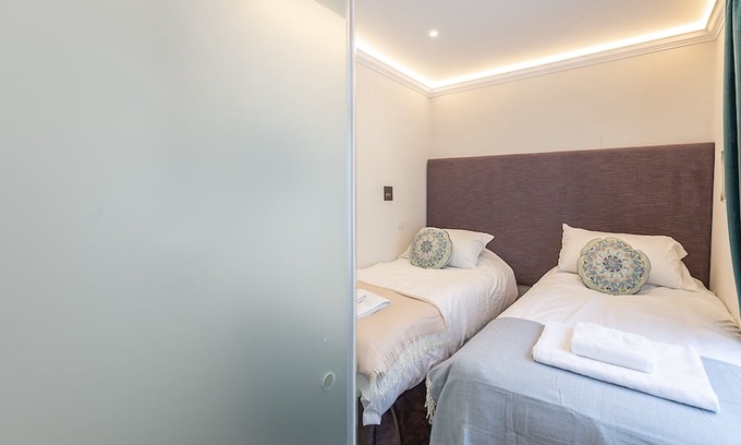 Campden Apartment | Twin bed Kensington Studio, 5mins to Kensington Palace & 10mins to Portobello Rd