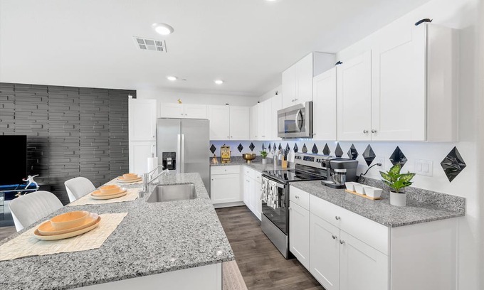 Enterprise House | Located just 15 minutes from the strip & Airport.