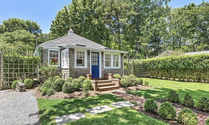 Springs Cottage | Cheerful cottage walking distance from Louse Point!