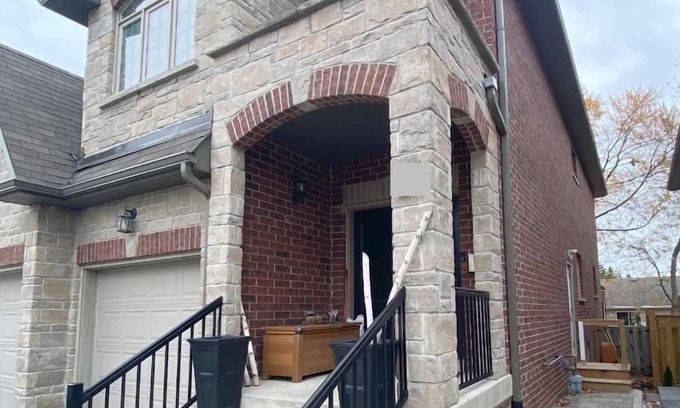 Lakeview House | Private Mississauga South Basement Apartment with Bedroom & Den