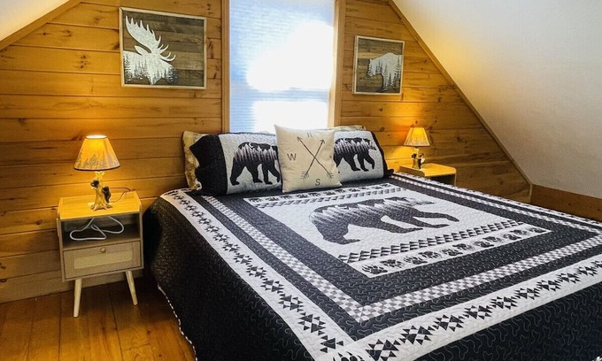 Blairsville Cabin | Charming Cabin, Fireplace, 2 King Beds