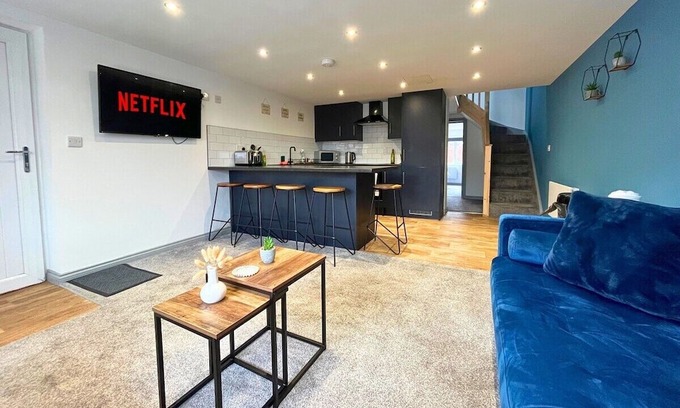 Doncaster House | Modern 3 Bedroom Home with Parking & Garden