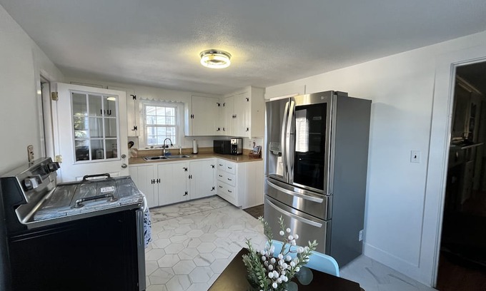 Hyannis House | 2 bedroom, 2 full baths, close to town. Sleeps 4