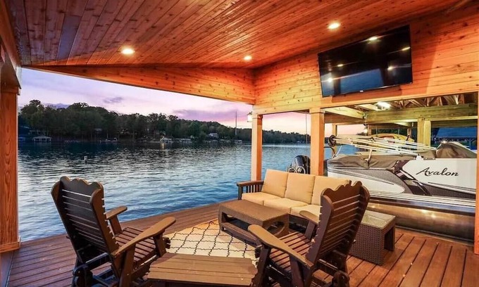 Howard House | Comfortable Lakefront Home with beautiful dock on Apple Valley Lake, Ohio.