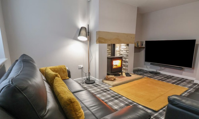 Froncysyllte Cottage | 7 WOODLANDS GROVE, pet friendly, with open fire in Froncysyllte
