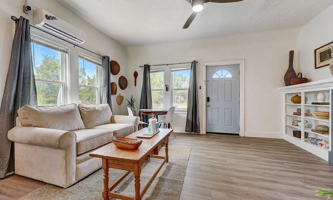 Central Oklahoma City Apartment | Art-Center of City-Fabulous shower