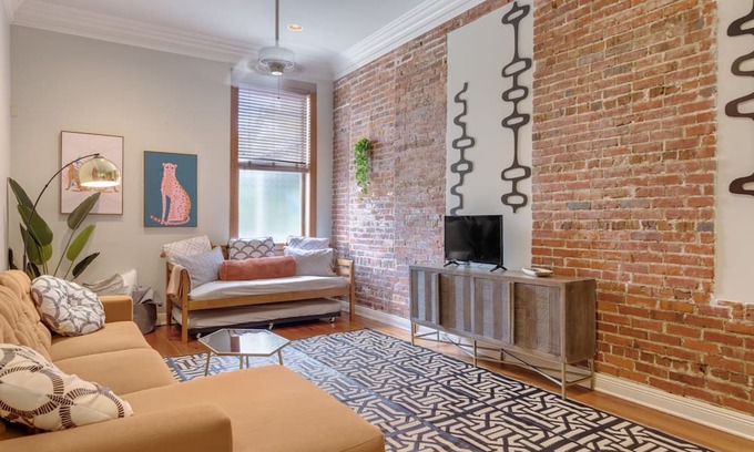 Downtown Apartment | Downtown Retro Penthouse Apartment w/ Private Gated Parking
