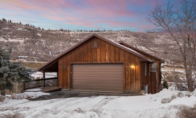Park City Cabin | Cozy family friendly getaway 2 King Beds/Mountain View’s & Complimentary Coffee!