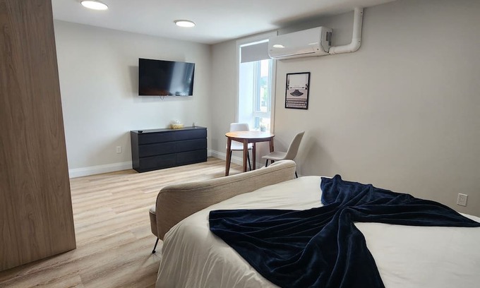Kitchener Apartment | Trendy 1 Queen Bed Studio Prime Downtown location