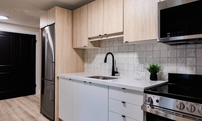Kitchener Apartment | Trendy Large 1 Queen Bed Studio Prime Downtown Location!