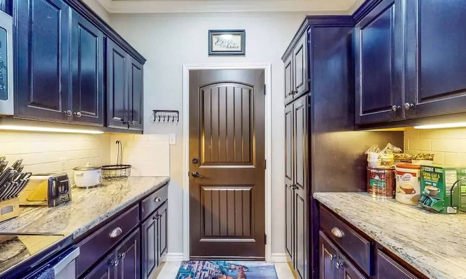 Wellborn House | Modern Townhome with Garage Parking