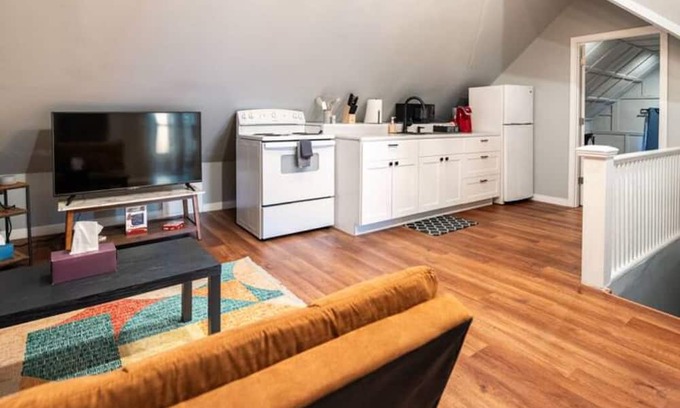 Dayton Apartment | Central Loft+QUEEN bed+Near Miami Valley+Laundry+Free Parking+50in TV