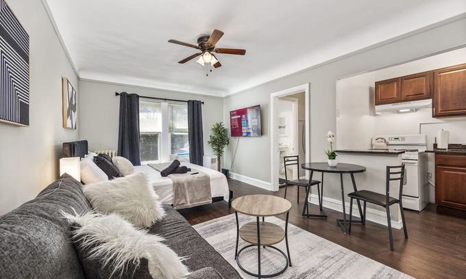 Oak Park Apartment | Charming Loft: King Bd/Elevator/Shops/Train/Bus/DT