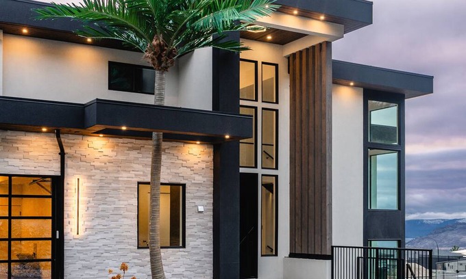 Central Okanagan Villa | West Kelowna Luxury Hillside Retreat - Pool & Rooftop Hot-Tub
